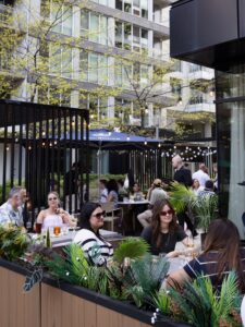La nouvelle terrasse estivale du restaurant indien haut de gamme Héritaj dans le Vieux-Montréal.