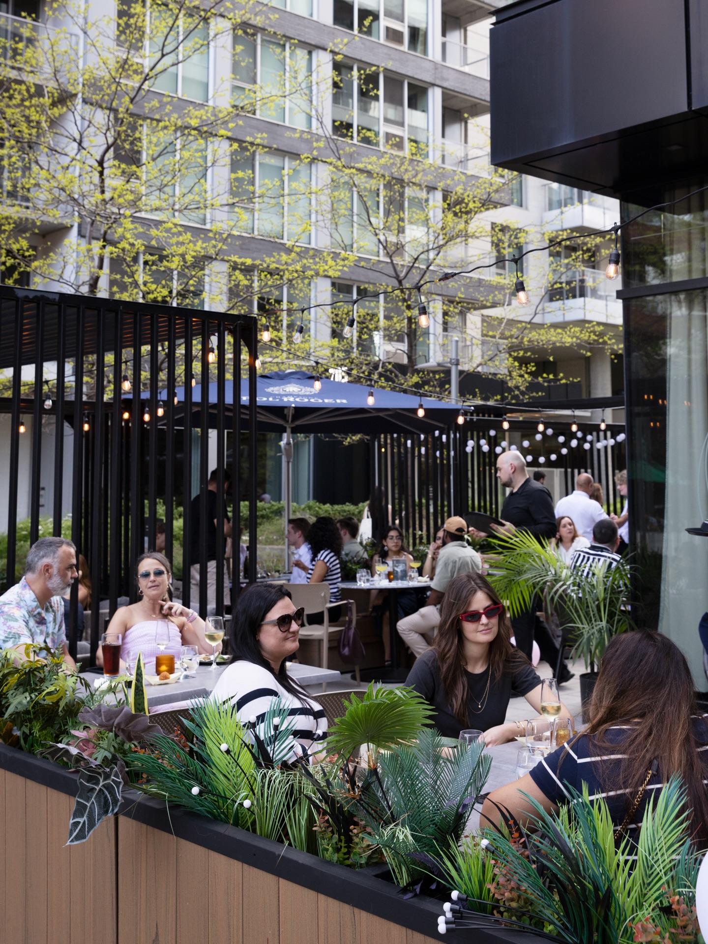 La nouvelle terrasse estivale du restaurant indien haut de gamme Héritaj dans le Vieux-Montréal.