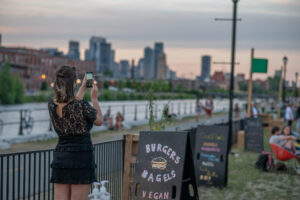 soirée estivale aux Guinguettes de Montréal.