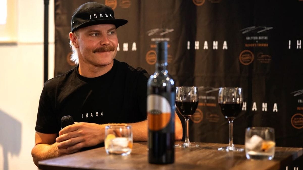 Valtteri Bottas présentant une bouteille de son vin
