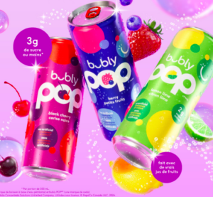 Trois canettes colorées de la nouvelle boisson pétillante bubly POP aux saveurs de petits fruits, cerise noire et citron lime.