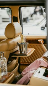 vins de luxe et coupes de champagne prêtes pour célébrer la Formule 1.