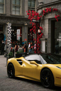Foule élégante profitant d'une terrasse animée et de la gastronomie dans le Vieux-Montréal pendant les festivités du Grand Prix.
