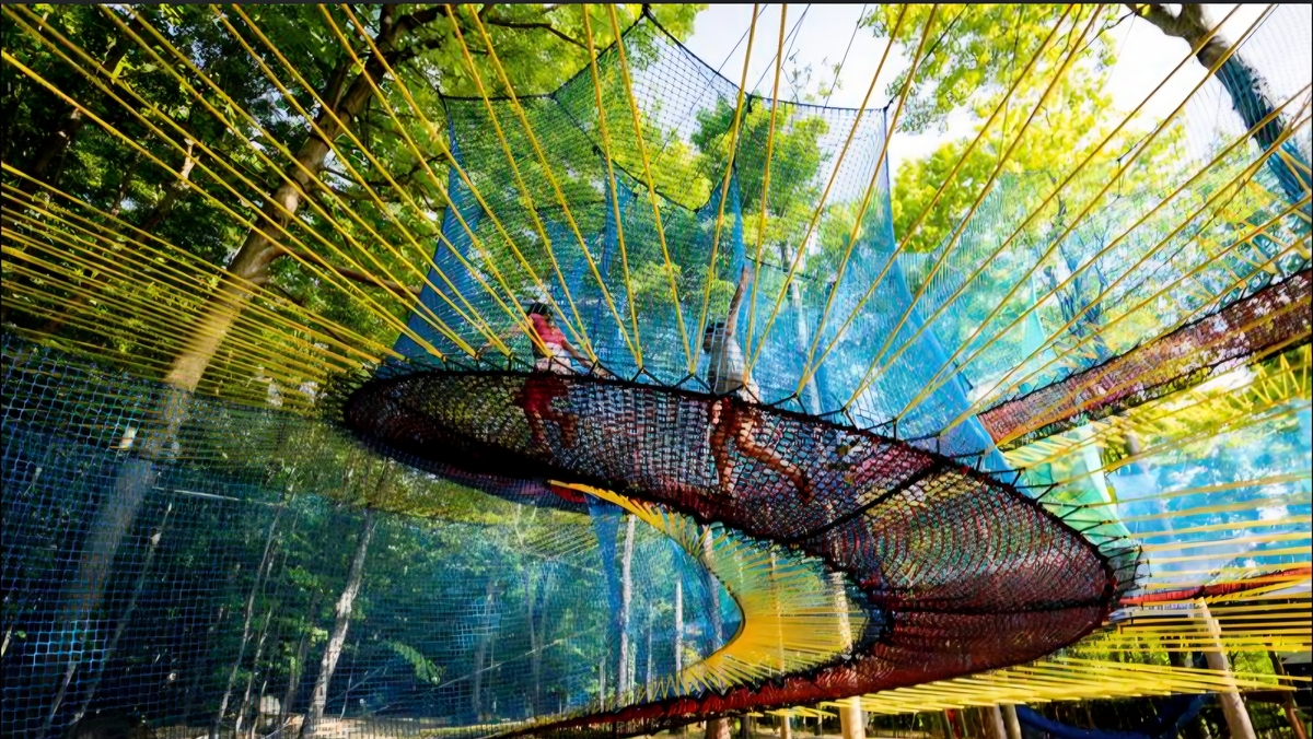 Uplà Mont-Saint-Grégoire, la plus grande trampoline extérieure en Amérique du Nord, avec ses filets suspendus dans les arbres.