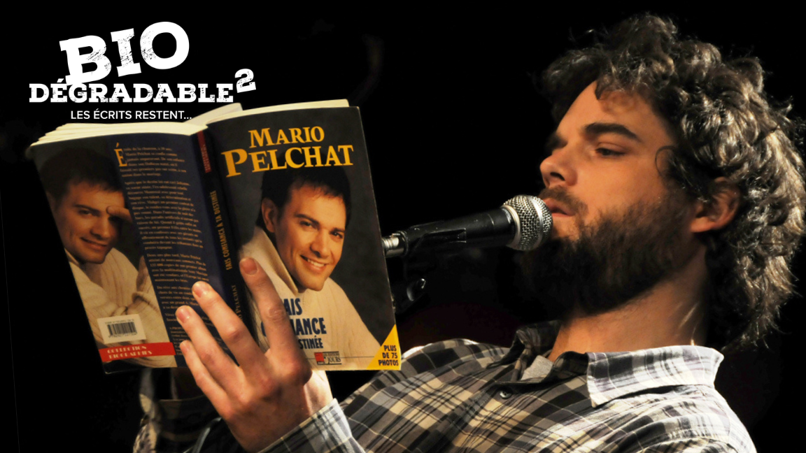 Humoriste sur la scène du Cabaret du Lion d'Or lisant une autobiographie lors du Cabaret Bio-dégradable.