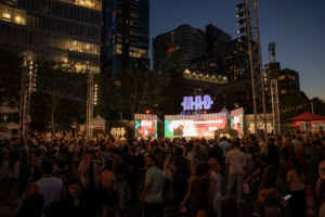Festival M.A.D. au Quartier des spectacles de Montréal avec défilés de mode, installations artistiques et foule estivale.