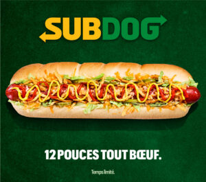 Un gros plan du nouveau SubDog de Subway, un hot-dog de 12 pouces garni de légumes frais et de sauce sur un pain classique.