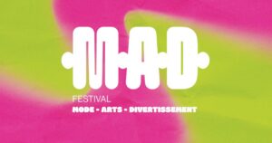 Festival M.A.D. au Quartier des spectacles de Montréal avec défilés de mode, installations artistiques et foule estivale.