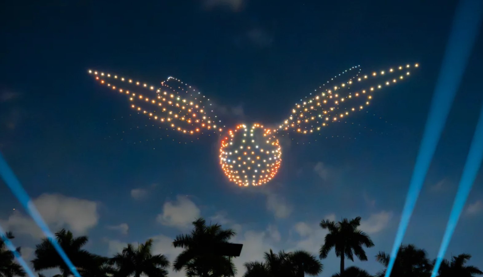 Harry Potter - Formation de drones représentant le Vif d'Or lors du spectacle de drones Harry Potter célébrant les 25 ans du film.
