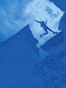 Coureur franchissant un passage rocheux en montagne pendant une sortie de trail du programme Préparer le terrain d'Arc'teryx.