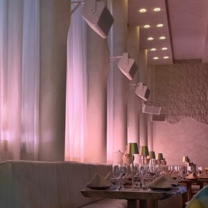 Une ambiance tamisée et des cocktails savoureux au nouveau supperclub Alia à Montréal.