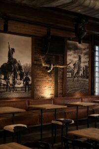 Intérieur du nouveau bar country Bobby McGee dans le Vieux-Montréal avec une ambiance festive, des cocktails et un menu smokehouse.