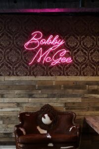 Intérieur du nouveau bar country Bobby McGee dans le Vieux-Montréal avec une ambiance festive, des cocktails et un menu smokehouse.