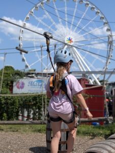 Sofia, JP et Meve s'amusent dans les installations estivales du Vieux-Port de Montréal