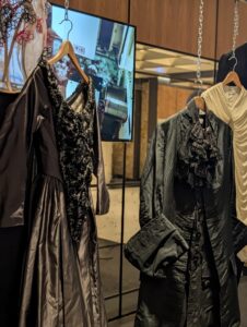 deux costumes authentiques du film Casanova de Federico Fellini, créés par Danilo Donati, qui ont d’ailleurs remporté un Oscar en 1977