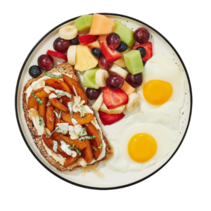 Tartine aux pêches
Avec crème citronnée au mascarpone, miel, amandes et menthe sur pain 12 grains, servie avec deux oeufs au choix