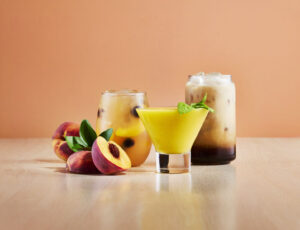 Pour accompagner ces saveurs estivales, trois nouveaux breuvages s'ajoutent au menu :
Sangria aux pêches - disponible avec ou sans alcool
Daiquiri aux pêches - disponible avec ou sans alcool
Café glacé au miel - une inspiration des Miels d’Anicet!