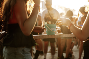 Un groupe d'amis trinquant lors d'un brunch festif et ensoleillé sur la terrasse du Casino de Montréal pour le Pré-Piknic