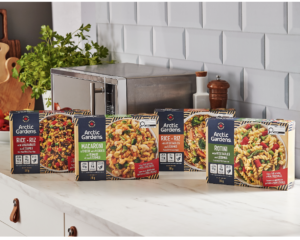 Bols de repas individuels surgelés végétariens Arctic Gardens sur un comptoir de cuisine.