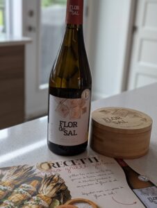 Bouteille de vin blanc portugais Flor de Sal accompagnée d'une délicieuse recette de maïs grillés sur le BBQ.
