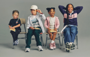 Sélection de modèles d'espadrilles New Balance pour enfants et ados assis sur des chaises pour la rentrée scolair