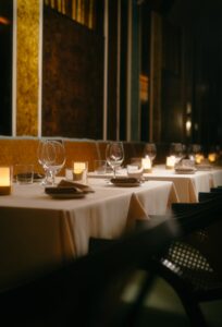 Salle à manger élégante et bar du restaurant italien Bambino dans le Vieux-Montréal