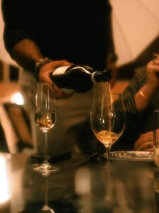 Salle à manger élégante et bar du restaurant italien Bambino dans le Vieux-Montréal