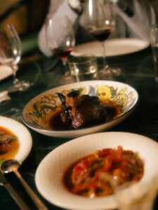 Salle à manger élégante et bar du restaurant italien Bambino dans le Vieux-Montréal
