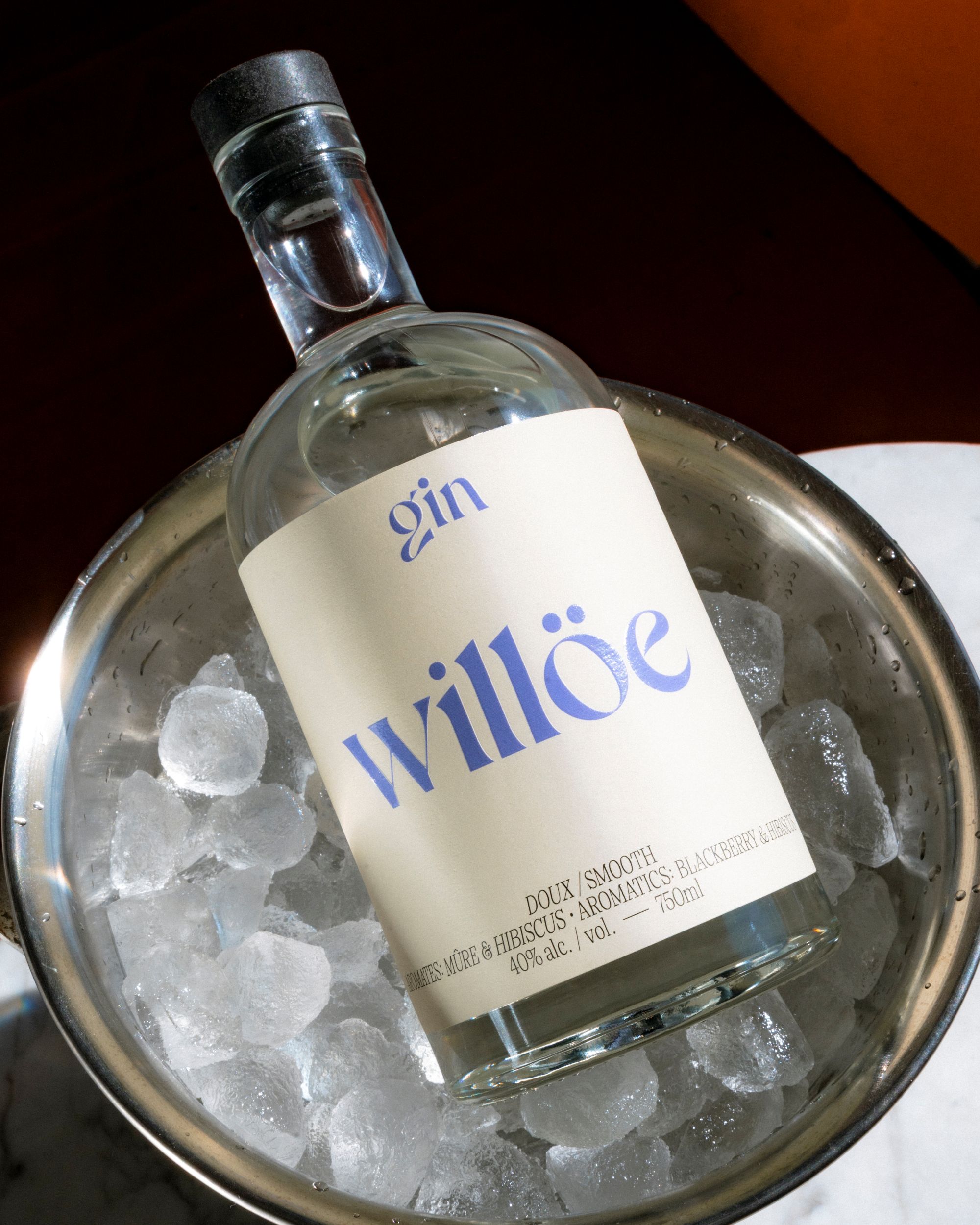Bouteille élégante de gin québécois willöe refroidissant dans un seau à glace pour les Fêtes référence au fichier Crédit Photo @Etienne Bay