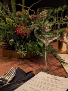 Table de fête avec des plats du restaurant Foxy et des verres de vins des Côtes du Rhône.