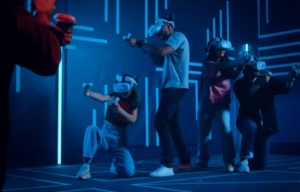 Another World Montréal : groupe de joueurs en pleine expérience de réalité virtuelle immersive avec casques VR et manettes.
