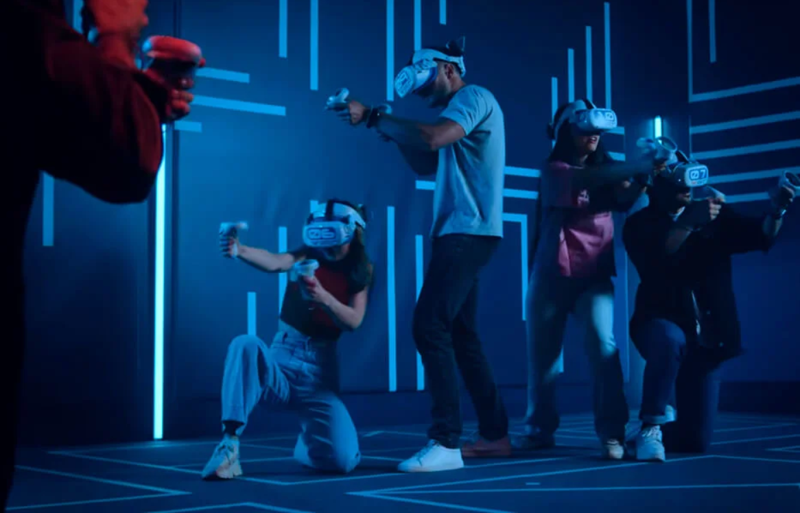 Another World Montréal : groupe de joueurs en pleine expérience de réalité virtuelle immersive avec casques VR et manettes.