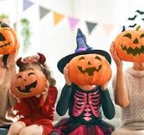 Enfants déguisés pour l’Halloween avec des citrouilles sculptées