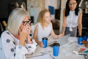Femme québécoise prenant une pause-café réconfortante pour illustrer le bien-être et la ménopause