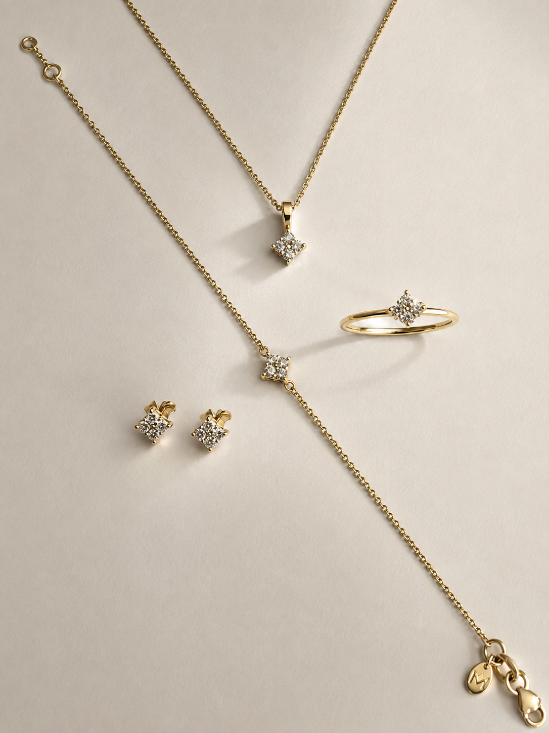 Pendentif de la collection Initiales pavé de diamants et bijoux dorés de la collection Mira par Mona Fine Joaillerie.